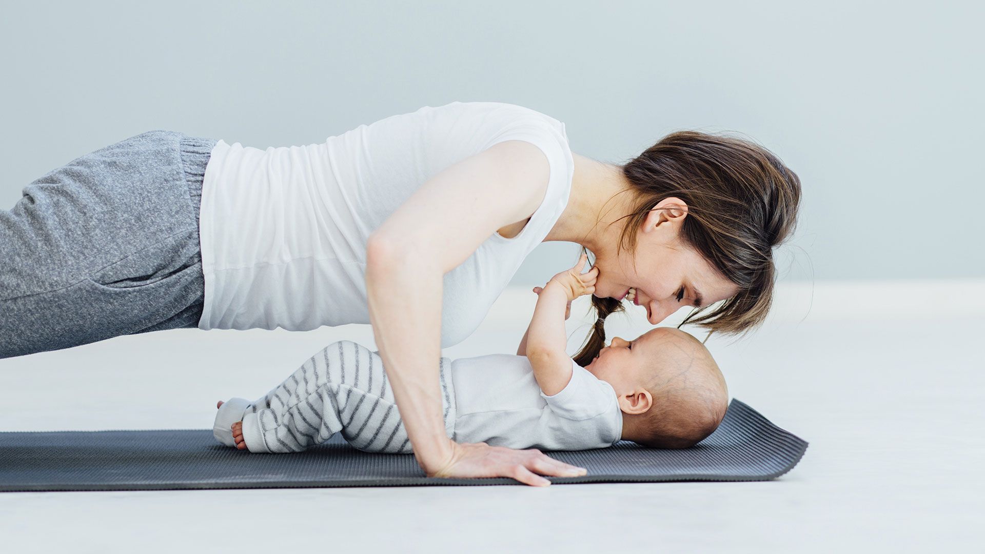 Themenbild Mutter beim Sport mit Baby