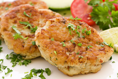 Fischfrikadelle mit Salat