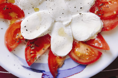 Tomaten-Mozzarella-Salat mit Avocado