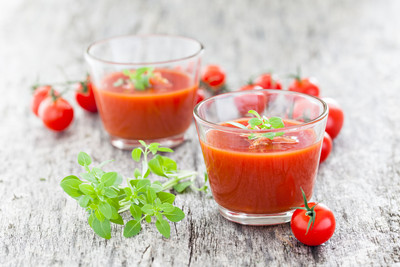Gazpacho mit Kräuter-Quark-Nockerln