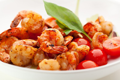 Gebratene Garnelen mit Kirschtomaten
