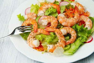 Knoblauch-Garnelen mit Salat