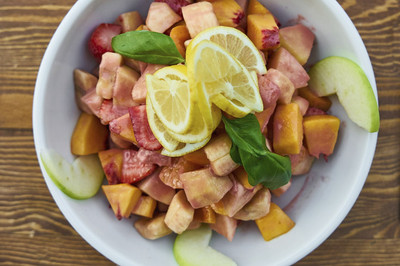 Obstsalat mit Honig