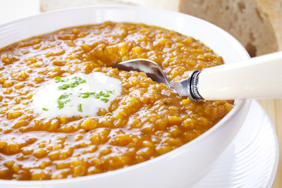 Indische Linsensuppe       mit Minzjoghurt