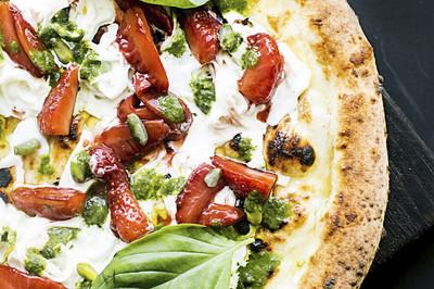 Pizza mit Oliven, Pesto & Tomaten (vgn)
