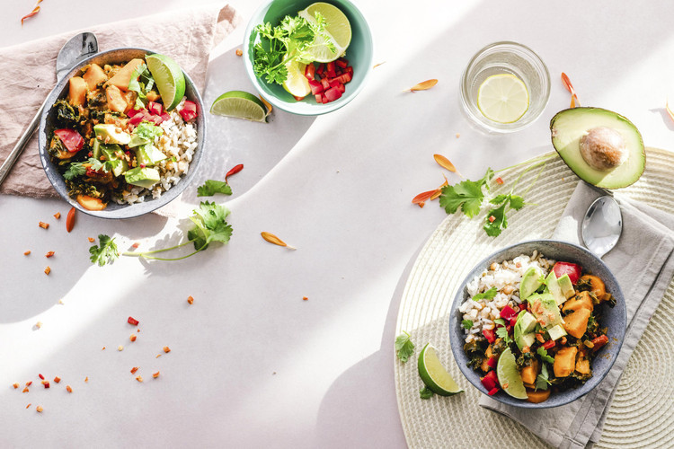 Artikelbild: Rezept: Quinoa-Salat mit Süßkartoffel & Romanesco