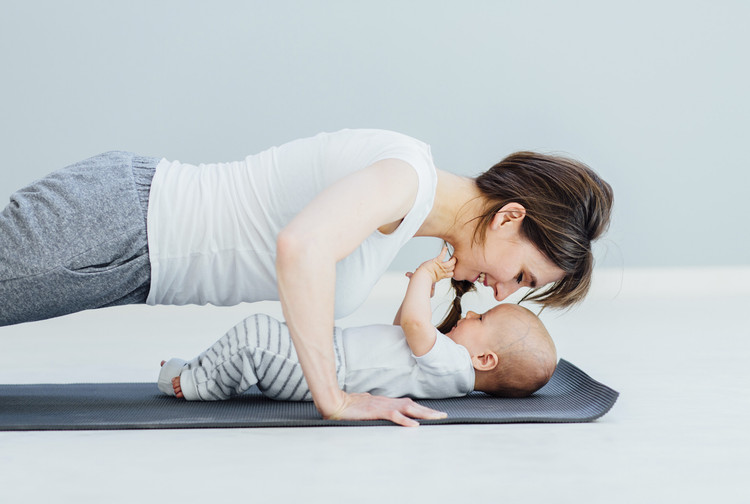 Artikelbild: Fit nach Schwangerschaft und Geburt