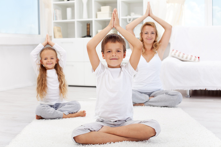 Artikelbild: Mama und Yoga – so klappt’s!