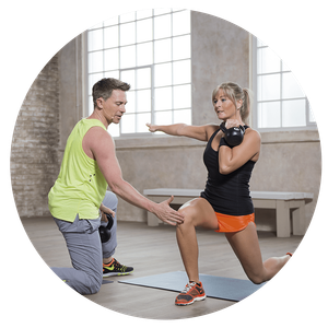 Online-Trainer Robert Jurlina achtet auf korrekte Haltung bei Co-Trainerin in Fitness-Programm