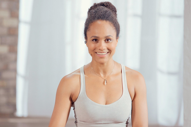 Artikelbild: Daily Yoga mit Ate Iyinboh