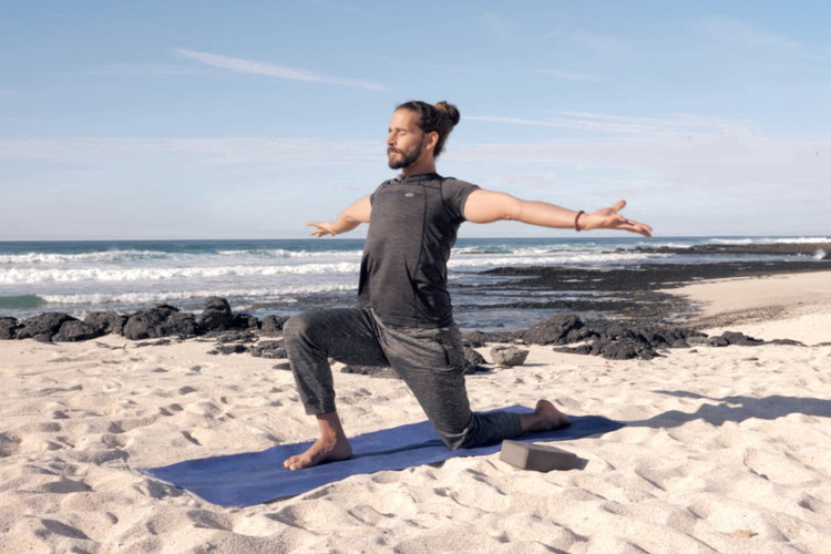 Artikelbild: Yoga für einen entspannten Rücken mit Ivan Blanco
